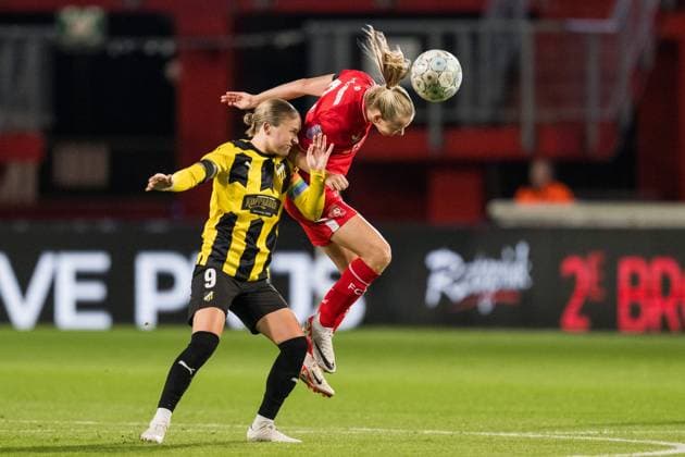 231018 Filippa Curmark of Häcken and Ella Peddemors of Twente during the UEFA Women s Champions League qualifying match between Twente and Häcken on October 18, 2023 in Enschede. Photo: Mathias Bergeld BILDBYRAN kod MB MB0749 fotboll football soccer fotball champions league champions league qualification twente häcken dam bbeng kval qualifier qualification Copyright: MATHIASxBERGELD BB231018MB058