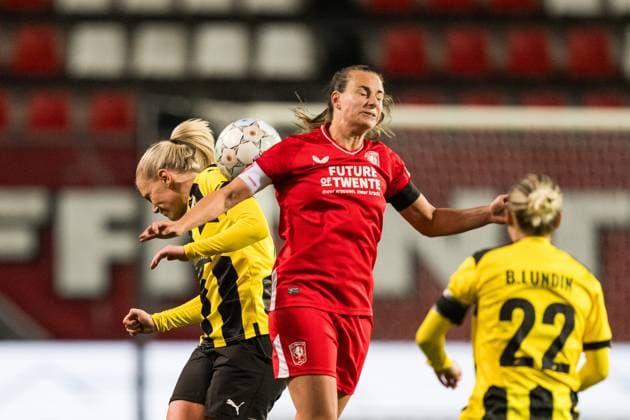 231018 Josefine Rybrink of Häcken och Renate Jansen of Twente during the UEFA Women s Champions League qualifying match between Twente and Häcken on October 18, 2023 in Enschede. Photo: Mathias Bergeld BILDBYRAN kod MB MB0749 fotboll football soccer fotball champions league champions league qualification twente häcken dam bbeng kval qualifier qualification Copyright: MATHIASxBERGELD BB231018MB059