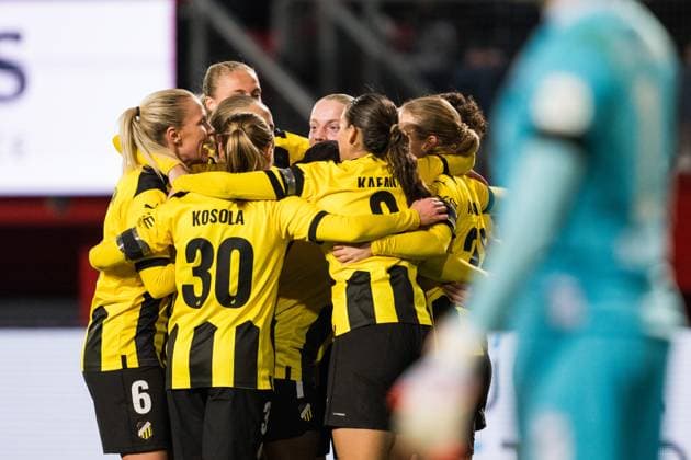 231018 Felicia Schröder of Häcken celebrate with team mates after scoring 1-2 during the UEFA Women s Champions League qualifying match between Twente and Häcken on October 18, 2023 in Enschede. Photo: Mathias Bergeld BILDBYRAN kod MB MB0749 fotboll football soccer fotball champions league champions league qualification twente häcken dam bbeng kval qualifier qualification jubel Copyright: MATHIASxBERGELD BB231018MB065