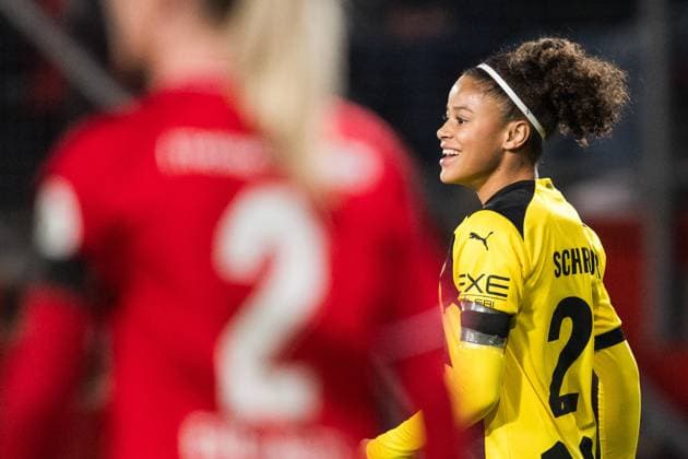 231018 Felicia Schröder of Häcken celebrates after scoring 1-2 during the UEFA Women s Champions League qualifying match between Twente and Häcken on October 18, 2023 in Enschede. Photo: Mathias Bergeld BILDBYRAN kod MB MB0749 fotboll football soccer fotball champions league champions league qualification twente häcken dam bbeng kval qualifier qualification jubel Copyright: MATHIASxBERGELD BB231018MB066