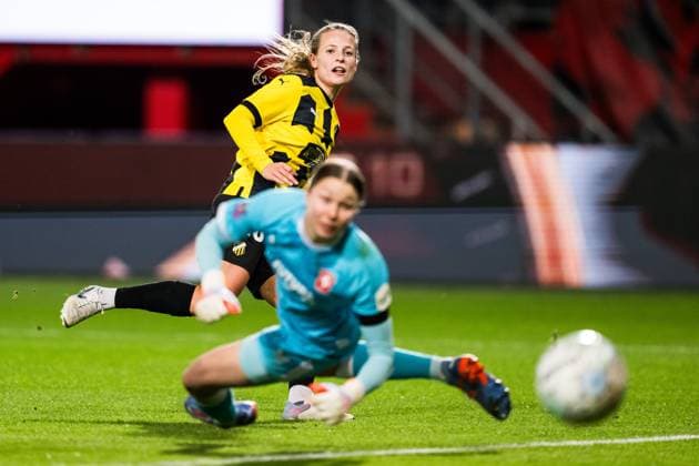 Sport Bilder des Tages 231018 Anna Anvegard of Häcken scores the 1-1 goal during the UEFA Women s Champions League qualifying match between Twente and Häcken on October 18, 2023 in Enschede. Photo: Mathias Bergeld BILDBYRAN kod MB MB0749 fotboll football soccer fotball champions league champions league qualification twente häcken dam bbeng kval qualifier qualification Copyright: MATHIASxBERGELD BB231018MB070