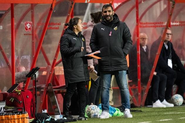 231018 Assistant coach Bri Campos and Head coach Mak Lind of Häcken during the UEFA Women s Champions League qualifying match between Twente and Häcken on October 18, 2023 in Enschede. Photo: Mathias Bergeld BILDBYRAN kod MB MB0749 fotboll football soccer fotball champions league champions league qualification twente häcken dam bbeng kval qualifier qualification Copyright: MATHIASxBERGELD BB231018MB072