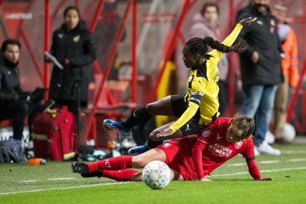 231018 Monica Jusu Bah of Häcken and Wieke Kaptein of Twente during the UEFA Women s Champions League qualifying match between Twente and Häcken on October 18, 2023 in Enschede. Photo: Mathias Bergeld BILDBYRAN kod MB MB0749 fotboll football soccer fotball champions league champions league qualification twente häcken dam bbeng kval qualifier qualification Copyright: MATHIASxBERGELD BB231018MB075