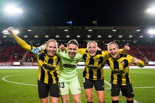 231018 Josefine Rybrink, goalkeeper Jennifer Falk, Elma Junttila Nelhage and Filippa Curmark of Häcken celebrate after the UEFA Women s Champions League qualifying match between Twente and Häcken on October 18, 2023 in Enschede. Photo: Mathias Bergeld BILDBYRAN kod MB MB0749 fotboll football soccer fotball champions league champions league qualification twente häcken dam bbeng kval qualifier qualification jubel Copyright: MATHIASxBERGELD BB231018MB076