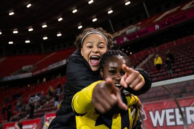 231018 Felicia Schröder and Monica Jusu Bah of Häcken celebrate after the UEFA Women s Champions League qualifying match between Twente and Häcken on October 18, 2023 in Enschede. Photo: Mathias Bergeld BILDBYRAN kod MB MB0749 fotboll football soccer fotball champions league champions league qualification twente häcken dam bbeng kval qualifier qualification jubel Copyright: MATHIASxBERGELD BB231018MB077