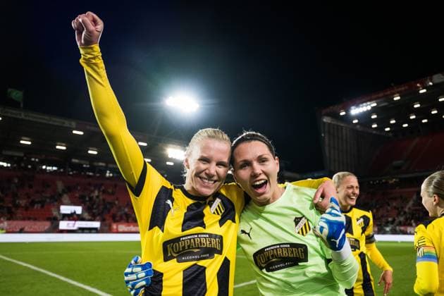 231018 Josefine Rybrink and goalkeeper Jennifer Falk of Häcken celebrate after the UEFA Women s Champions League qualifying match between Twente and Häcken on October 18, 2023 in Enschede. Photo: Mathias Bergeld BILDBYRAN kod MB MB0749 fotboll football soccer fotball champions league champions league qualification twente häcken dam bbeng kval qualifier qualification jubel Copyright: MATHIASxBERGELD BB231018MB079