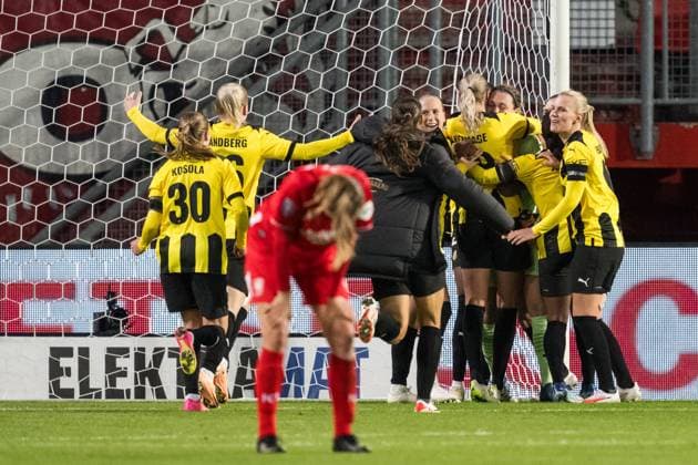 231018 Players of Häcken celebrate after the UEFA Women s Champions League qualifying match between Twente and Häcken on October 18, 2023 in Enschede. Photo: Mathias Bergeld BILDBYRAN kod MB MB0749 fotboll football soccer fotball champions league champions league qualification twente häcken dam bbeng kval qualifier qualification jubel Copyright: MATHIASxBERGELD BB231018MB087