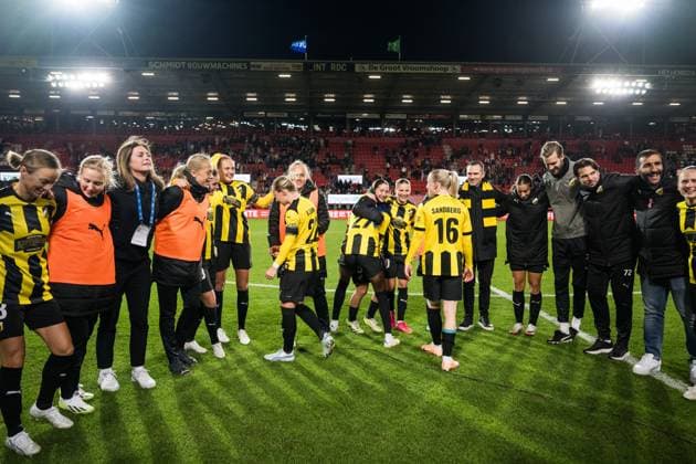 231018 Players of Häcken celebrate after the UEFA Women s Champions League qualifying match between Twente and Häcken on October 18, 2023 in Enschede. Photo: Mathias Bergeld BILDBYRAN kod MB MB0749 fotboll football soccer fotball champions league champions league qualification twente häcken dam bbeng kval qualifier qualification jubel Copyright: MATHIASxBERGELD BB231018MB094