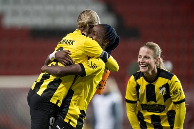 231018 Filippa Curmark, Aisha Masaka and Anna Anvegard celebrate after the UEFA Women s Champions League qualifying match between Twente and Häcken on October 18, 2023 in Enschede. Photo: Mathias Bergeld BILDBYRAN kod MB MB0749 fotboll football soccer fotball champions league champions league qualification twente häcken dam bbeng kval qualifier qualification jubel Copyright: MATHIASxBERGELD BB231018MB097