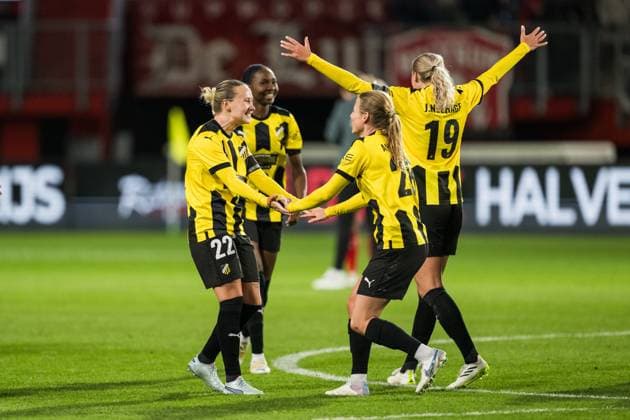 231018 Marika Bergman Lundin and Anna Anvegard celebrate after the UEFA Women s Champions League qualifying match between Twente and Häcken on October 18, 2023 in Enschede. Photo: Mathias Bergeld BILDBYRAN kod MB MB0749 fotboll football soccer fotball champions league champions league qualification twente häcken dam bbeng kval qualifier qualification jubel Copyright: MATHIASxBERGELD BB231018MB098