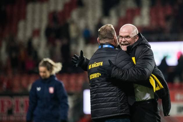 231018 Anders Billström chairman of Häcken celebrates after the UEFA Women s Champions League qualifying match between Twente and Häcken on October 18, 2023 in Enschede. Photo: Mathias Bergeld BILDBYRAN kod MB MB0749 fotboll football soccer fotball champions league champions league qualification twente häcken dam bbeng kval qualifier qualification jubel Copyright: MATHIASxBERGELD BB231018MB101