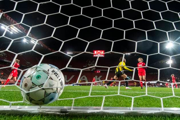 231018 Felicia Schröder of Häcken celebrates after Anna Anvegard (not pictured) scored 1-1 during the UEFA Women s Champions League qualifying match between Twente and Häcken on October 18, 2023 in Enschede. Photo: Mathias Bergeld BILDBYRAN kod MB MB0749 fotboll football soccer fotball champions league champions league qualification twente häcken dam bbeng kval qualifier qualification jubel Copyright: MATHIASxBERGELD BB231018MB105