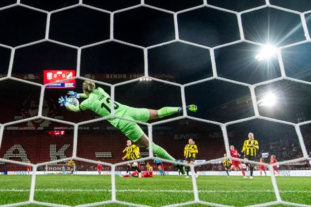 231018 goalkeeper Jennifer Falk of Häcken with a save during the UEFA Women s Champions League qualifying match between Twente and Häcken on October 18, 2023 in Enschede. Photo: Mathias Bergeld BILDBYRAN kod MB MB0749 fotboll football soccer fotball champions league champions league qualification twente häcken dam bbeng kval qualifier qualification Copyright: MATHIASxBERGELD BB231018MB108