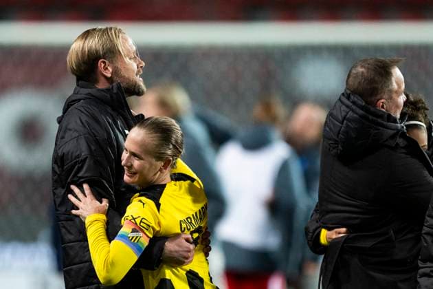231018 CEO MArcus Jodin and Filippa Curmark of Häcken celebrate after the UEFA Women s Champions League qualifying match between Twente and Häcken on October 18, 2023 in Enschede. Photo: Mathias Bergeld BILDBYRAN kod MB MB0749 fotboll football soccer fotball champions league champions league qualification twente häcken dam bbeng kval qualifier qualification jubel Copyright: MATHIASxBERGELD BB231018MB114
