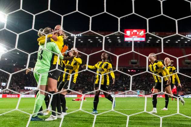 231018 Players of Häcken celebrate after the UEFA Women s Champions League qualifying match between Twente and Häcken on October 18, 2023 in Enschede. Photo: Mathias Bergeld BILDBYRAN kod MB MB0749 fotboll football soccer fotball champions league champions league qualification twente häcken dam bbeng kval qualifier qualification jubel Copyright: MATHIASxBERGELD BB231018MB119