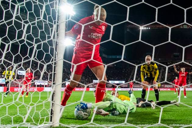 231018 Goalkeeper Jennifer Falk of Häcken competes for the ball with Ella Peddemors of Twente during the UEFA Women s Champions League qualifying match between Twente and Häcken on October 18, 2023 in Enschede. Photo: Mathias Bergeld BILDBYRAN kod MB MB0749 fotboll football soccer fotball champions league champions league qualification twente häcken dam bbeng kval qualifier qualification Copyright: MATHIASxBERGELD BB231018MB122