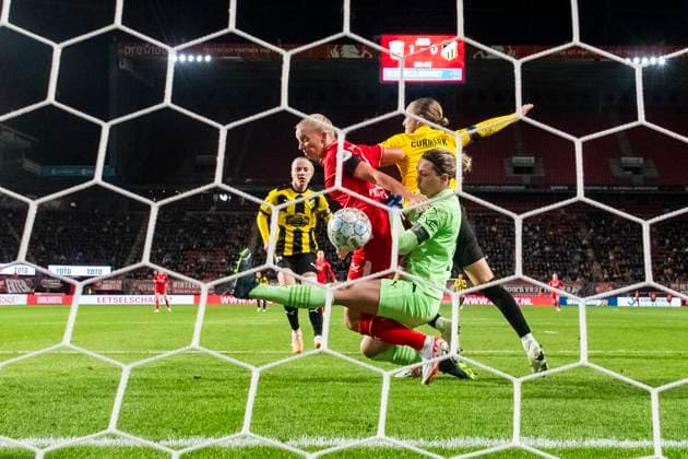 231018 Goalkeeper Jennifer Falk and Elma Junttila Nelhage of Häcken compete for the ball with Ella Peddemors of Twente during the UEFA Women s Champions League qualifying match between Twente and Häcken on October 18, 2023 in Enschede. Photo: Mathias Bergeld BILDBYRAN kod MB MB0749 fotboll football soccer fotball champions league champions league qualification twente häcken dam bbeng kval qualifier qualification Copyright: MATHIASxBERGELD BB231018MB124