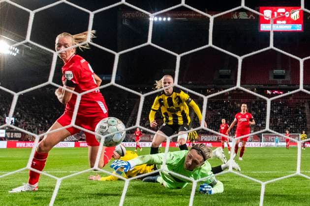 Sport Bilder des Tages 231018 Goalkeeper Jennifer Falk of Häcken competes for the ball with Ella Peddemors of Twente during the UEFA Women s Champions League qualifying match between Twente and Häcken on October 18, 2023 in Enschede. Photo: Mathias Bergeld BILDBYRAN kod MB MB0749 fotboll football soccer fotball champions league champions league qualification twente häcken dam bbeng kval qualifier qualification Copyright: MATHIASxBERGELD BB231018MB125