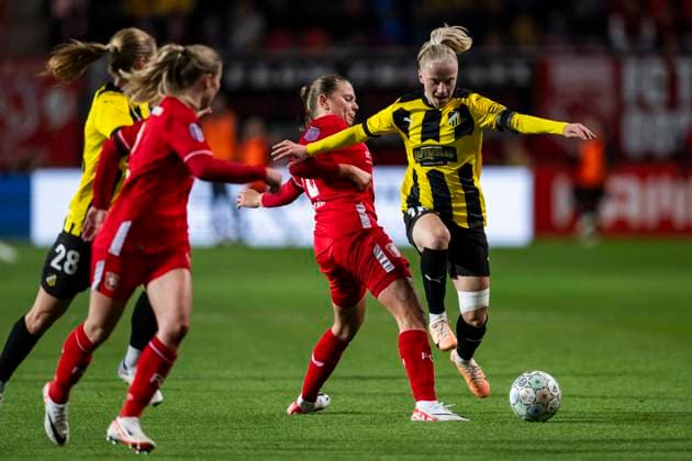 231018 Sophie Te Brake of Twente and Anna Sandberg of Häcken during the UEFA Women s Champions League qualifying match between Twente and Häcken on October 18, 2023 in Enschede. Photo: Mathias Bergeld BILDBYRAN kod MB MB0749 fotboll football soccer fotball champions league champions league qualification twente häcken dam bbeng kval qualifier qualification Copyright: MATHIASxBERGELD BB231018MB150