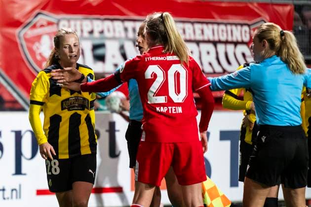 231018 Anna Anvegard of Häcken and Wieke Kaptein of Twente during the UEFA Women s Champions League qualifying match between Twente and Häcken on October 18, 2023 in Enschede. Photo: Mathias Bergeld BILDBYRAN kod MB MB0749 fotboll football soccer fotball champions league champions league qualification twente häcken dam bbeng kval qualifier qualification Copyright: MATHIASxBERGELD BB231018MB154