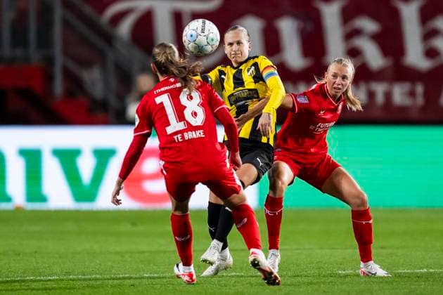 231018 Filippa Curmark of Häcken and Ella Peddemors of Twente during the UEFA Women s Champions League qualifying match between Twente and Häcken on October 18, 2023 in Enschede. Photo: Mathias Bergeld BILDBYRAN kod MB MB0749 fotboll football soccer fotball champions league champions league qualification twente häcken dam bbeng kval qualifier qualification Copyright: MATHIASxBERGELD BB231018MB155