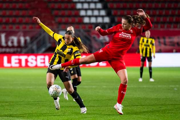 231018 Rusul Rosa Kafaji of Häcken and Sophie Te Brake of Twente during the UEFA Women s Champions League qualifying match between Twente and Häcken on October 18, 2023 in Enschede. Photo: Mathias Bergeld BILDBYRAN kod MB MB0749 fotboll football soccer fotball champions league champions league qualification twente häcken dam bbeng kval qualifier qualification Copyright: MATHIASxBERGELD BB231018MB157