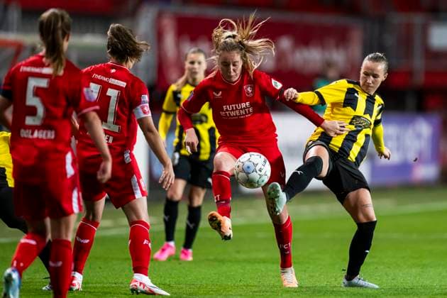 231018 Wieke Kaptein of Twente and Marika Bergman Lundin of Häcken during the UEFA Women s Champions League qualifying match between Twente and Häcken on October 18, 2023 in Enschede. Photo: Mathias Bergeld BILDBYRAN kod MB MB0749 fotboll football soccer fotball champions league champions league qualification twente häcken dam bbeng kval qualifier qualification Copyright: MATHIASxBERGELD BB231018MB161