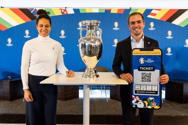 Pressekonferenz zur Bekanntgabe der Partnerschaft zwischen VDV und EURO 2024 GmbH; 19.10.2023 Celia äaöic, Botschafterin der UEFA EURO, EM, Europameisterschaft,Fussball 2024 und Philipp Lahm, Turnierdirektor der UEFA EURO 2024 mit UEFA EURO Pokal und Symbol Ticket Pressekonferenz zur Bekanntgabe der Partnerschaft zwischen VDV und EURO 2024 GmbH, Koeln, RheinEnergieStadion am 19.10.2023 Copyright: xBEAUTIFULxSPORTS Wunderlx