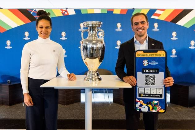 Sport Bilder des Tages Pressekonferenz zur Bekanntgabe der Partnerschaft zwischen VDV und EURO 2024 GmbH; 19.10.2023 Celia äaöic, Botschafterin der UEFA EURO, EM, Europameisterschaft,Fussball 2024 und Philipp Lahm, Turnierdirektor der UEFA EURO 2024 mit UEFA EURO Pokal und Symbol Ticket Pressekonferenz zur Bekanntgabe der Partnerschaft zwischen VDV und EURO 2024 GmbH, Koeln, RheinEnergieStadion am 19.10.2023 Copyright: xBEAUTIFULxSPORTS Wunderlx