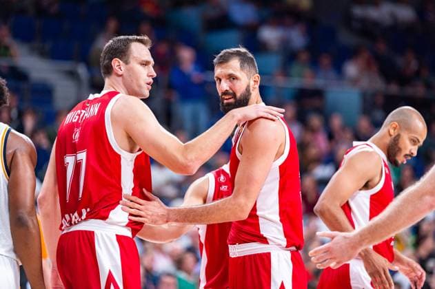 Sport Themen der Woche KW42 Sport Bilder des Tages Euroleague Basketball 2023 2024: Real Madrid vs EA7 Emporio Armani Olimpia Milano Johannes Voigtmann (EA7 Emporio Armani Olimpia Milano) and Nikola Mirotic (EA7 Emporio Armani Olimpia Milano) during the basketball game between Real Madrid and EA7 Emporio Armani Olimpia Milano valid for the round 04 of the Euroleague competition played at Wizink Center in Madrid, Spain on Thursday 19 October 2023 Madrid Wizink Center Madrid Spain Copyright: xAlbertoxGardinx AGardin_20231019_basket_euroleague_Real Madrid vs Olimpia Milano_61