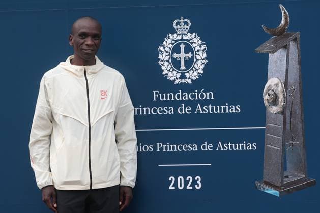 Photo: Juan Carlos Rojas LaPresse ------------------------------------------------------------- Eliud Kipchoge Medallista ol& xed;mpico nacido en Kenia especialista en las carreras de fondo y en la marat& xf3;n,bicampe& xf3;n ol& xed;mpico en marat& xf3;n en los a& xf1;os 2016 y 2020 y campe& xf3;n mundial de 5000 metros en 2003.2& x200b; Particip& xf3; en cuatro Juegos Ol& xed;mpicos de Verano, obteniendo en total cuatro medallas: bronce en Atenas 2004 (5000 m), plata en Pek& xed;n 2008 (5000 m), oro en R& xed;o de Janeiro 2016 (marat& xf3;n) y oro en Tokio 2020. Gan& xf3; dos medallas en el Campeonato Mundial de Atletismo, oro en 2003 y plata en 2007, y una medalla de bronce en el Campeonato Mundial de Atletismo en Pista Cubierta de 2006.2 El 25 de septiembre de 2022 estableci& xf3; una nueva plusmarca mundial de marat& xf3;n (2:01:09) en la Marat& xf3;n de Berl& xed;n, superando la que & xe9;l hab& xed;a logrado en 2018.4& x200b; Foto: Juan Carlos Rojas LaPresse 20231019 Eliud Kipchoge Olympic medalist born in Kenya, specialist in long-distance races and the marathon, two-time Olympic marathon champion in 2016 and 2020 and 5000 meter world champion in 2003.2 He participated in four Summer Olympic Games, Olympische Spiele, Olympia, OS obtaining a total of four medals: bronze in Athens 2004 (50 Copyright: xJuanxCarlosxRojas LaPressex