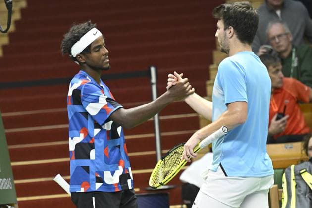 Tennis, ATP-Turnier in Stockholm STOCKHOLM 20231020 Elias Ymer (tv) Sverige, bryter kvartsfinalen mot Miomir Kecmanovic, Serbien, som vinner matchen, i tennisturneringen Nordic Open i Kungliga tennishallen. STOCKHOLM SVERIGE x10080x