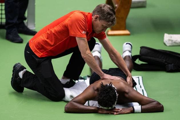 Tennis, ATP-Turnier in Stockholm 231020 Elias Ymer of Sweden receives medical treatment during day 7 of the Nordic Open tennis tournament on October 20, 2023 in Stockholm. Photo: Emma Wallskog BILDBYRAN COP 320 EW0273 tennis nordic open day 7 bbeng skada Copyright: EMMAxWALLSKOG BB231020EW018