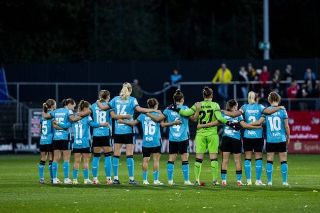 GOOGLE PIXEL Frauen Bundesliga: 1. FC Koeln - Bayer 04 Leverkusen; 20.10.2023 Die Spielerinnen von Bayer 04 Leverkusen waehrend der Gedenkminute fuer die Opfer des Israel-Konflikts GOOGLE PIXEL Frauen Bundesliga, 1. FC Koeln - Bayer 04 Leverkusen, Koeln, Franz-Kremer-Stadion am 20.10.2023 DFB REGULATIONS PROHIBIT ANY USE OF PHOTOGRAPHS AS IMAGE SEQUENCES AND OR QUASI-VIDEO. Copyright: xBEAUTIFULxSPORTS Wunderlx
