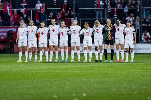 GOOGLE PIXEL Frauen Bundesliga: 1. FC Koeln - Bayer 04 Leverkusen; 20.10.2023 Die Spielerinnen des 1. FC Koeln waehrend der Gedenkminute fuer die Opfer des Israel-Konflikts GOOGLE PIXEL Frauen Bundesliga, 1. FC Koeln - Bayer 04 Leverkusen, Koeln, Franz-Kremer-Stadion am 20.10.2023 DFB REGULATIONS PROHIBIT ANY USE OF PHOTOGRAPHS AS IMAGE SEQUENCES AND OR QUASI-VIDEO. Copyright: xBEAUTIFULxSPORTS Wunderlx