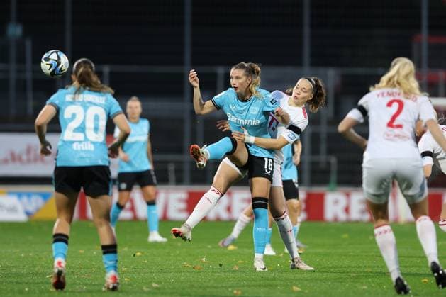 Google Pixel Frauen-Bundesliga 2023-2024, 1. FC Köln - Bayer 04 Leverkusen Karolina Lea Vilhjalmsdottir (B04, 18), Lotta Cordes (FC, 6) Köln Franz-Kremer-Stadion Nordrhein-Westfalen Deutschland