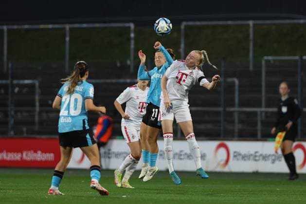 Google Pixel Frauen-Bundesliga 2023-2024, 1. FC Köln - Bayer 04 Leverkusen Kristin Kögel (B04, 11), Anna Gerhardt (FC, 21) Köln Franz-Kremer-Stadion Nordrhein-Westfalen Deutschland