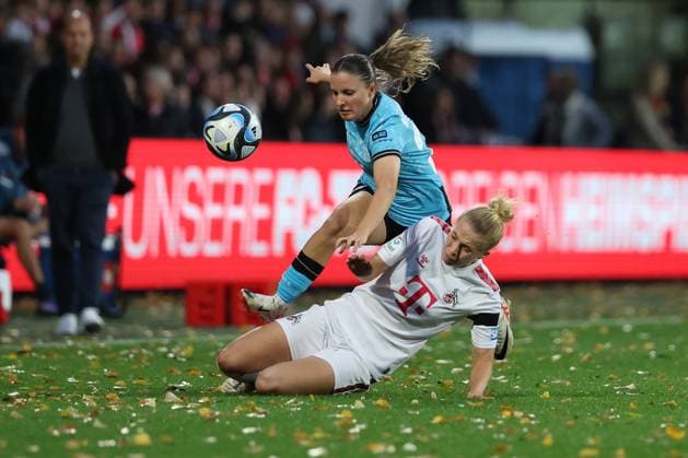 Google Pixel Frauen-Bundesliga 2023-2024, 1. FC Köln - Bayer 04 Leverkusen Celina Degen (FC, 5), Estrella Merino Gonzalez (B04, 20) im Zweikampf Köln Franz-Kremer-Stadion Nordrhein-Westfalen Deutschland