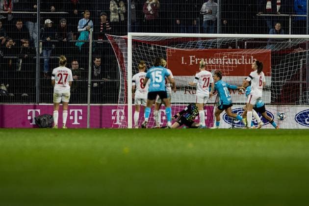 GOOGLE PIXEL Frauen Bundesliga: 1. FC Koeln - Bayer 04 Leverkusen; 20.10.2023 Jasmin Pal (1. FC Koeln, 1) greift daneben, Janou Levels (Bayer 04 Leverkusen, 5) trifft zum 0:1 GOOGLE PIXEL Frauen Bundesliga, 1. FC Koeln - Bayer 04 Leverkusen, Koeln, Franz-Kremer-Stadion am 20.10.2023 DFB REGULATIONS PROHIBIT ANY USE OF PHOTOGRAPHS AS IMAGE SEQUENCES AND OR QUASI-VIDEO. Copyright: xBEAUTIFULxSPORTS Wunderlx