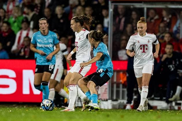 GOOGLE PIXEL Frauen Bundesliga: 1. FC Koeln - Bayer 04 Leverkusen; 20.10.2023 Dora Zeller (1. FC Koeln, 19), Synne Skinnes Hansen (Bayer 04 Leverkusen, 10) GOOGLE PIXEL Frauen Bundesliga, 1. FC Koeln - Bayer 04 Leverkusen, Koeln, Franz-Kremer-Stadion am 20.10.2023 DFB REGULATIONS PROHIBIT ANY USE OF PHOTOGRAPHS AS IMAGE SEQUENCES AND OR QUASI-VIDEO. Copyright: xBEAUTIFULxSPORTS Wunderlx