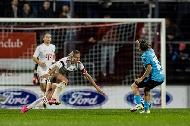 GOOGLE PIXEL Frauen Bundesliga: 1. FC Koeln - Bayer 04 Leverkusen; 20.10.2023 Sharon Beck (1. FC Koeln, 10) stolpert im Angriff, Sofie Lena Zdebel (Bayer 04 Leverkusen, 16) GOOGLE PIXEL Frauen Bundesliga, 1. FC Koeln - Bayer 04 Leverkusen, Koeln, Franz-Kremer-Stadion am 20.10.2023 DFB REGULATIONS PROHIBIT ANY USE OF PHOTOGRAPHS AS IMAGE SEQUENCES AND OR QUASI-VIDEO. Copyright: xBEAUTIFULxSPORTS Wunderlx