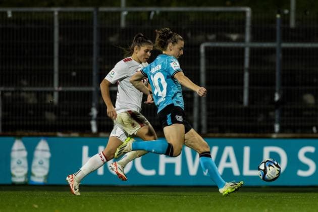 GOOGLE PIXEL Frauen Bundesliga: 1. FC Koeln - Bayer 04 Leverkusen; 20.10.2023 Zweikampf Martyna Wiankowska (1. FC Koeln, 26), Synne Skinnes Hansen (Bayer 04 Leverkusen, 10) GOOGLE PIXEL Frauen Bundesliga, 1. FC Koeln - Bayer 04 Leverkusen, Koeln, Franz-Kremer-Stadion am 20.10.2023 DFB REGULATIONS PROHIBIT ANY USE OF PHOTOGRAPHS AS IMAGE SEQUENCES AND OR QUASI-VIDEO. Copyright: xBEAUTIFULxSPORTS Wunderlx
