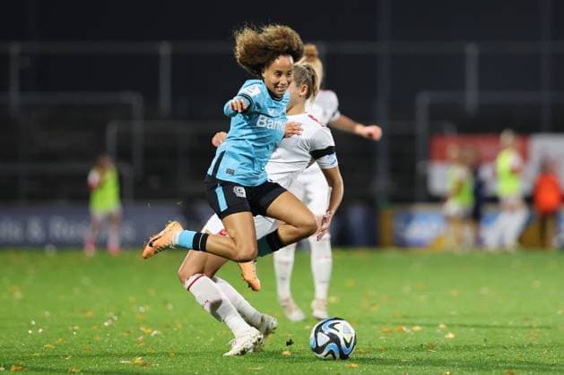 Google Pixel Frauen-Bundesliga 2023-2024, 1. FC Köln - Bayer 04 Leverkusen Amira Arfaoui (B04, 17) Köln Franz-Kremer-Stadion Nordrhein-Westfalen Deutschland