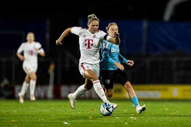GOOGLE PIXEL Frauen Bundesliga: 1. FC Koeln - Bayer 04 Leverkusen; 20.10.2023 Zweikampf Marleen Schimmer (1. FC Koeln, 23), Sofie Lena Zdebel (Bayer 04 Leverkusen, 16) GOOGLE PIXEL Frauen Bundesliga, 1. FC Koeln - Bayer 04 Leverkusen, Koeln, Franz-Kremer-Stadion am 20.10.2023 DFB REGULATIONS PROHIBIT ANY USE OF PHOTOGRAPHS AS IMAGE SEQUENCES AND OR QUASI-VIDEO. Copyright: xBEAUTIFULxSPORTS Wunderlx