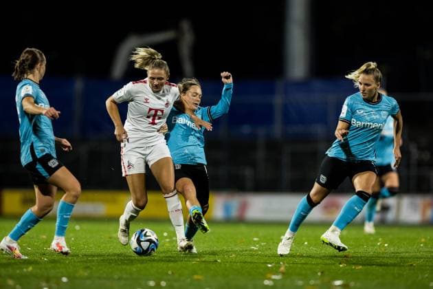 GOOGLE PIXEL Frauen Bundesliga: 1. FC Koeln - Bayer 04 Leverkusen; 20.10.2023 Zweikampf Marleen Schimmer (1. FC Koeln, 23), Sofie Lena Zdebel (Bayer 04 Leverkusen, 16) GOOGLE PIXEL Frauen Bundesliga, 1. FC Koeln - Bayer 04 Leverkusen, Koeln, Franz-Kremer-Stadion am 20.10.2023 DFB REGULATIONS PROHIBIT ANY USE OF PHOTOGRAPHS AS IMAGE SEQUENCES AND OR QUASI-VIDEO. Copyright: xBEAUTIFULxSPORTS Wunderlx