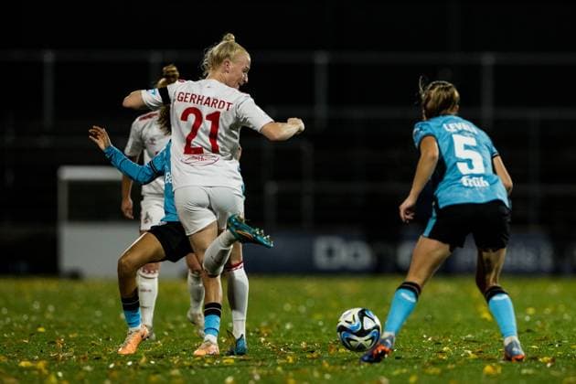 Sport Bilder des Tages GOOGLE PIXEL Frauen Bundesliga: 1. FC Koeln - Bayer 04 Leverkusen; 20.10.2023 Anna Gerhardt (1. FC Koeln, 21) mit Hacke, Janou Levels (Bayer 04 Leverkusen, 5) GOOGLE PIXEL Frauen Bundesliga, 1. FC Koeln - Bayer 04 Leverkusen, Koeln, Franz-Kremer-Stadion am 20.10.2023 DFB REGULATIONS PROHIBIT ANY USE OF PHOTOGRAPHS AS IMAGE SEQUENCES AND OR QUASI-VIDEO. Copyright: xBEAUTIFULxSPORTS Wunderlx