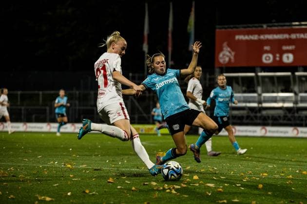 GOOGLE PIXEL Frauen Bundesliga: 1. FC Koeln - Bayer 04 Leverkusen; 20.10.2023 Zweikampf Anna Gerhardt (1. FC Koeln, 21), Janou Levels (Bayer 04 Leverkusen, 5) GOOGLE PIXEL Frauen Bundesliga, 1. FC Koeln - Bayer 04 Leverkusen, Koeln, Franz-Kremer-Stadion am 20.10.2023 DFB REGULATIONS PROHIBIT ANY USE OF PHOTOGRAPHS AS IMAGE SEQUENCES AND OR QUASI-VIDEO. Copyright: xBEAUTIFULxSPORTS Wunderlx
