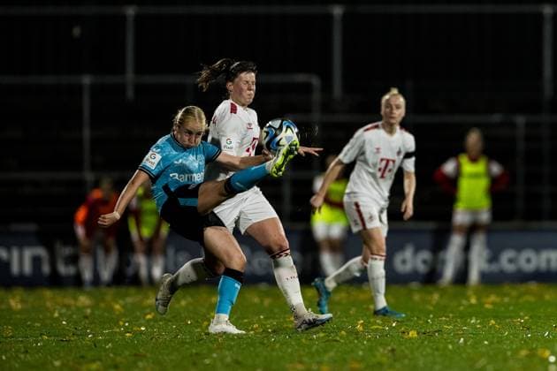 GOOGLE PIXEL Frauen Bundesliga: 1. FC Koeln - Bayer 04 Leverkusen; 20.10.2023 Caroline Siems (Bayer 04 Leverkusen, 13), Adriana Achcinska (1. FC Koeln, 9) GOOGLE PIXEL Frauen Bundesliga, 1. FC Koeln - Bayer 04 Leverkusen, Koeln, Franz-Kremer-Stadion am 20.10.2023 DFB REGULATIONS PROHIBIT ANY USE OF PHOTOGRAPHS AS IMAGE SEQUENCES AND OR QUASI-VIDEO. Copyright: xBEAUTIFULxSPORTS Wunderlx