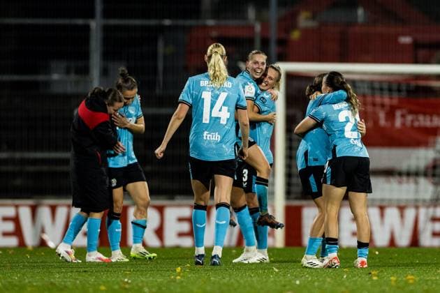 GOOGLE PIXEL Frauen Bundesliga: 1. FC Koeln - Bayer 04 Leverkusen; 20.10.2023 Glueckliche Gesichter bei den Spielerinnen von Bayer 04 Leverkusen nach dem Derbysieg GOOGLE PIXEL Frauen Bundesliga, 1. FC Koeln - Bayer 04 Leverkusen, Koeln, Franz-Kremer-Stadion am 20.10.2023 DFB REGULATIONS PROHIBIT ANY USE OF PHOTOGRAPHS AS IMAGE SEQUENCES AND OR QUASI-VIDEO. Copyright: xBEAUTIFULxSPORTS Wunderlx