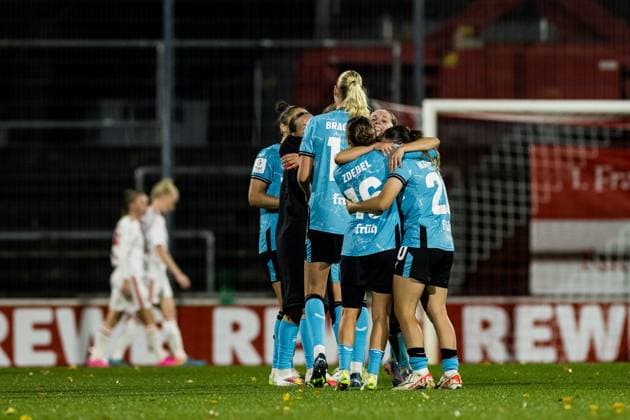 GOOGLE PIXEL Frauen Bundesliga: 1. FC Koeln - Bayer 04 Leverkusen; 20.10.2023 Glueckliche Gesichter bei den Spielerinnen von Bayer 04 Leverkusen nach dem Derbysieg GOOGLE PIXEL Frauen Bundesliga, 1. FC Koeln - Bayer 04 Leverkusen, Koeln, Franz-Kremer-Stadion am 20.10.2023 DFB REGULATIONS PROHIBIT ANY USE OF PHOTOGRAPHS AS IMAGE SEQUENCES AND OR QUASI-VIDEO. Copyright: xBEAUTIFULxSPORTS Wunderlx